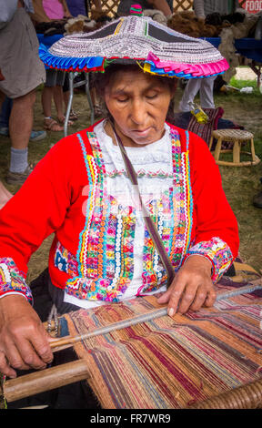 WASHINGTON, DC, USA - Femme montre le tissage à la main avec l'aide de loom (awana), Smithsonian Folk Festival 2015 La vie Banque D'Images
