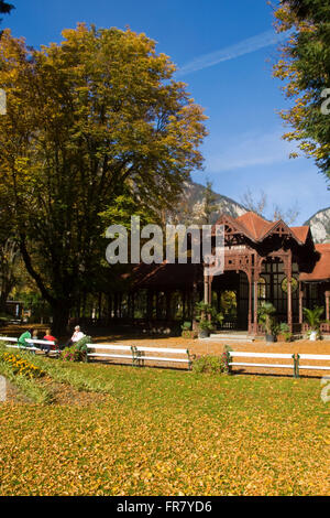 Österreich, Semmering, Reichenau an der Rax, Kurort mit herbstlichem Kurpark. Banque D'Images