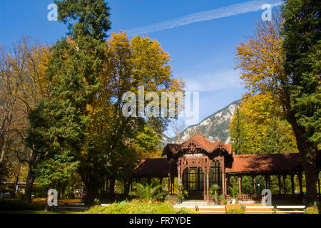 Österreich, Semmering, Reichenau an der Rax, Kurort mit herbstlichem Kurpark. Banque D'Images