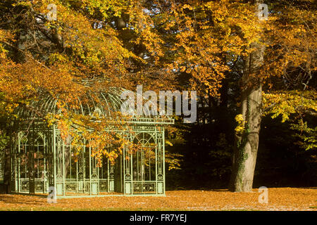 Österreich, Semmering, Reichenau an der Rax, Schlossgärtnerei Wartholz, Pavillon im Schlosspark. Banque D'Images