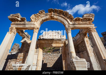 Temple d'Hadrien, l'une des meilleures structures préservées et les plus belles de la rue Curetes, construite avant 138 A.d par P.quintilius et dédiée à... Banque D'Images