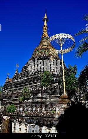 Chiang Mai, Thaïlande : la grande pierre chedi doré avec sa flèche et à proximité de Wat Chetawan parasol métal * Banque D'Images