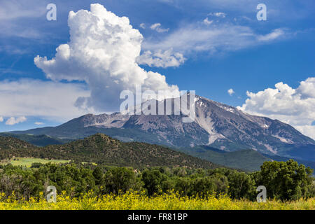 Ciel d'été au-dessus de Mt. Sotris dans les montagnes Rocheuses près de Carbondale, Colorado, Etats-Unis Banque D'Images