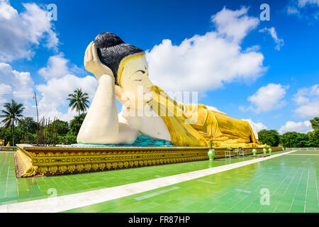 Bago, le Myanmar à Mya Tha Lyaung bouddha couché. Banque D'Images