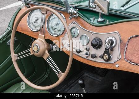 Parme, Italie - Avril 2015 : Retro Vintage MG Voiture siège conducteur et planche de bord Banque D'Images