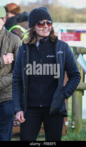 Victoria Pendleton arrive pour sa première course en vertu des règles, à bord du Pacha pour Polder Paul Nicholls, dans le 'Grassroots' Fox Hunters Steeple Chase. Avec : Victoria Pendleton Où : Fakenham, Royaume-Uni Quand : 19 Oct 2016 Banque D'Images