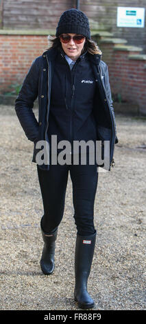 Victoria Pendleton arrive pour sa première course en vertu des règles, à bord du Pacha pour Polder Paul Nicholls, dans le 'Grassroots' Fox Hunters Steeple Chase. Avec : Victoria Pendleton Où : Fakenham, Royaume-Uni Quand : 19 Oct 2016 Banque D'Images