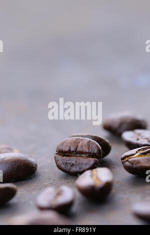 Un plan macro de grains de café sur un fond en acier, soft focus Banque D'Images
