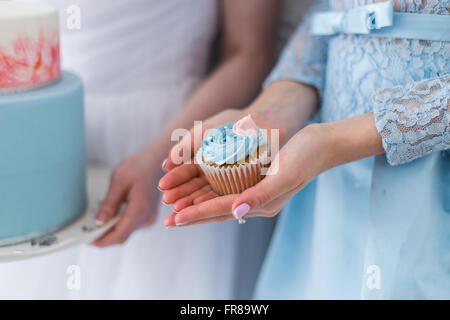 Femme avec cupcake Banque D'Images