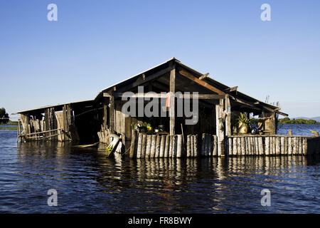 Riverside House sur le bord du fleuve Paraguay inondées par mare-haute - la scie d'affûtage Banque D'Images