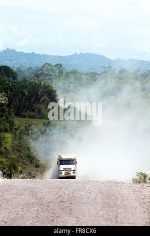 Camion sur l'autoroute BR-230 Trans Banque D'Images