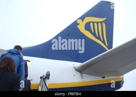 Tôt le matin, vol Ryanair depuis Liverpool, Angleterre à Carcassonne,France. Banque D'Images