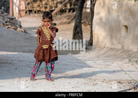 Petite fille dans un village tribal près de Jodhpur, Inde Banque D'Images