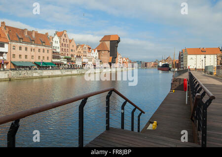 Au matin dans la rivière Motlawa, vieille ville de Gdansk en Pologne. Banque D'Images