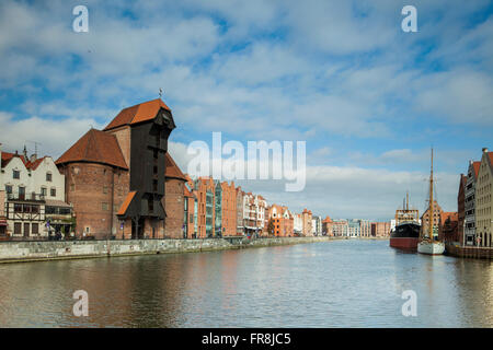 Grue du port médiéval emblématique au fleuve Motlawa à Gdansk, Pologne. Banque D'Images