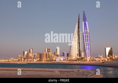 Bahrain World Trade Center au crépuscule Banque D'Images