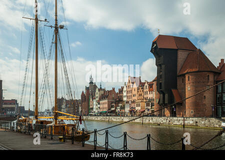 Grue du port médiéval emblématique au fleuve Motlawa à Gdansk, Pologne. Banque D'Images