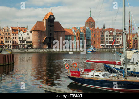 Grue du port historique sur la rivière Motlawa vu de la marina à Gdansk , Pologne. Banque D'Images