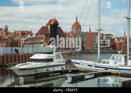 Marina à Gdansk, Pologne. Les toits de la vieille ville de l'autre côté de la rivière Motlawa. Banque D'Images