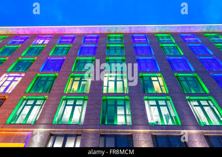 Lumineux colorés building à Frankfurt, Allemagne Banque D'Images