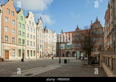 Après-midi ensoleillé sur marché (Dlugi Targ) à Gdansk, Pologne. Porte Verte dans la distance. Banque D'Images