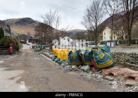 Fortune d'urgence encore évident de défense contre les inondations dans le village de Glenridding 3 mois après les inondations causées par les tempêtes Desmond Banque D'Images