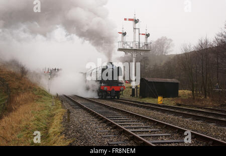 Flying Scotman laissant locomotive à vapeur en pleine station Goathland sur le patrimoine North Yorkshire Moors Railway (NYMR) Banque D'Images