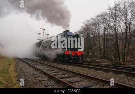 Flying Scotman laissant locomotive à vapeur station Goathland à pleine vapeur sur le North Yorkshire Moors Railway (patrimoine) NYMR Banque D'Images