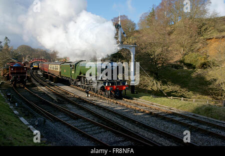 Flying Scotman laissant locomotive à vapeur en pleine station Goathland sur le patrimoine North Yorkshire Moors Railway (NYMR) Banque D'Images