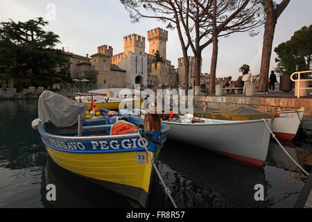 Le petit port avec le château scaliger de Sirmione, Italie Banque D'Images