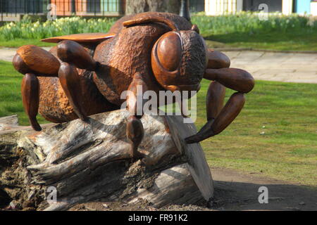 Une reine des abeilles en bois en forme de sculpture d'un orme tombé par artiste, Andrew Frost pour marquer le rôle de l'insecte comme un pollinisateur, UK Banque D'Images