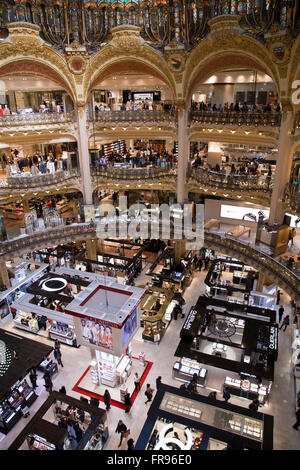 À l'intérieur des Galeries Lafayette de Paris France Banque D'Images