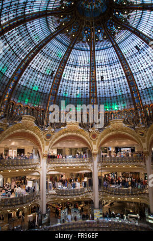 À l'intérieur des Galeries Lafayette de Paris France en hiver Banque D'Images