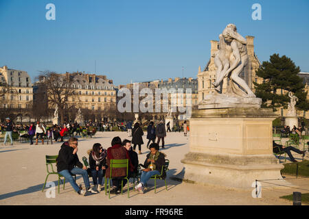 Les parisiens se détendre dans le Jardin des Tuileries à Paris, France en hiver Banque D'Images