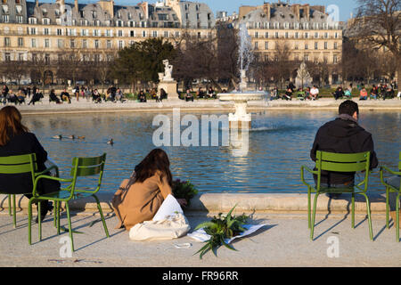 Les parisiens se détendre dans le Jardin des Tuileries à Paris, France en hiver Banque D'Images