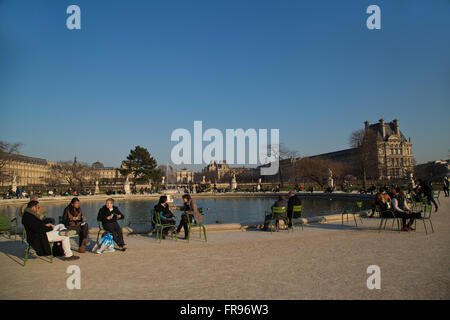 Les parisiens se détendre dans le Jardin des Tuileries à Paris, France en hiver Banque D'Images