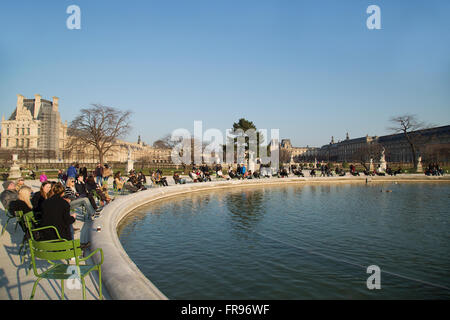 Les parisiens se détendre dans le Jardin des Tuileries à Paris, France en hiver Banque D'Images