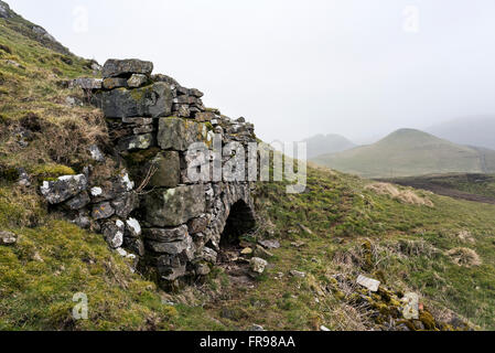 Ancien four à chaux sur les collines au-dessus de la ville de marché de régler, dans le Yorkshire Dales National Park, Royaume-Uni Banque D'Images