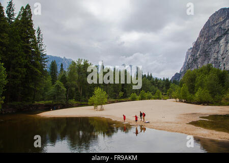 Merced river dans la vallée Yosemite avec les montagnes et la cascade sur l'arrière-plan, Yosemite National Park, Californie Banque D'Images