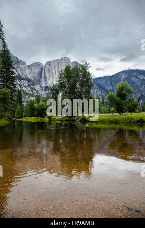 Merced river dans la vallée Yosemite avec les montagnes et la cascade sur l'arrière-plan, Yosemite National Park, Californie Banque D'Images