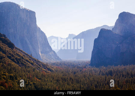 Le Parc National Yosemite Valley à partir de la vue de tunnel Banque D'Images