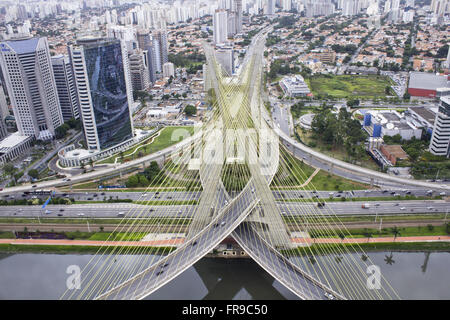 Vue aérienne de l'Cable-Stayed Bridge Octavio Frias de Oliveira sur la rivière Pinheiros - quartier Brooklin Banque D'Images