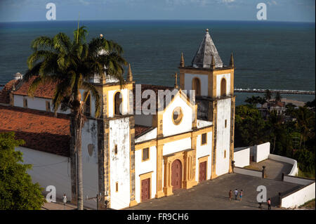Avis de Largo da Se avec l'église de São Salvador do Mundo et la mer en arrière-plan dans la ville d'Olinda - PE Banque D'Images