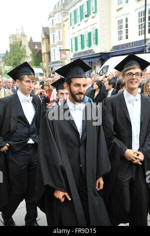 Les étudiants du collège d'Oxford portant tradional "sous fosc' vêtements pour l'obtention de leur diplôme au Sheldonian Theatre Banque D'Images