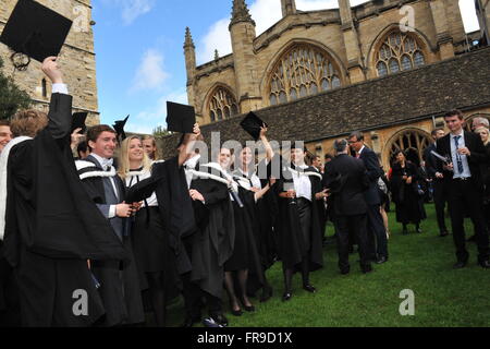 Finissants au New College d'Oxford célébrer leur graduation en jetant leurs conseils de mortier dans l'air Banque D'Images