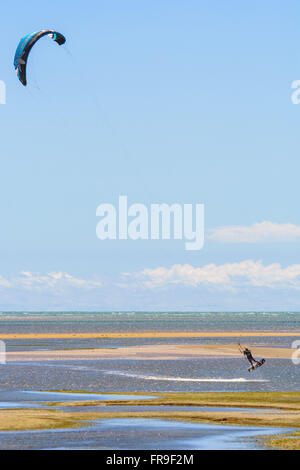 La pratique du kitesurf à la plage de Barra Grande Banque D'Images