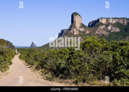 Chemin de terre et formations ruiniformes à Chapada dos Guimaraes Banque D'Images