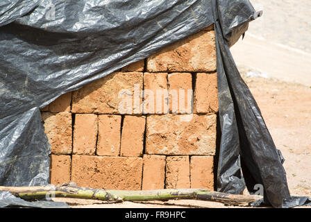 Adobe briques séchées au soleil utilisé pour la construction civile du faible revenu dans les régions rurales Banque D'Images