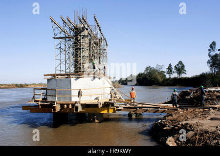 Construction de pont sur l'US-287 sur la rivière Jacui Devise - municipalités - Restinga Seca aiguë Banque D'Images