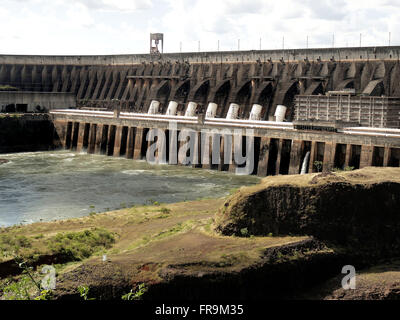 Barrage de la centrale hydroélectrique d'Itaipu Banque D'Images